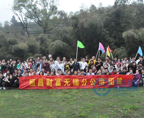 公司团建旅游可以带家属,我可以带男朋友去吗?
