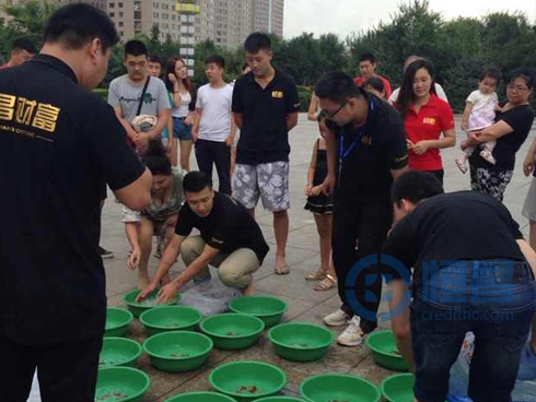 哈尔滨哈牡佳三地来续写冰桶传奇为罕见病募捐.jpg