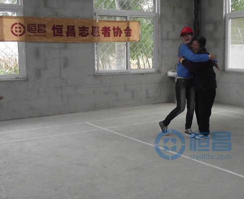 志愿者与范阿姨同台共舞后激动拥抱