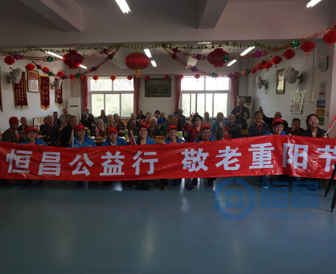 活动结束后志愿者和老人合影留念