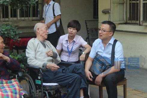志愿者跟老人谈心