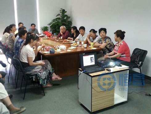 客户听财富管理讲座