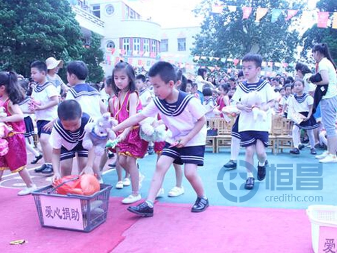 海军青岛示范幼儿园的孩子们自发响应此次活动为自闭症及贫困儿童捐献物品
