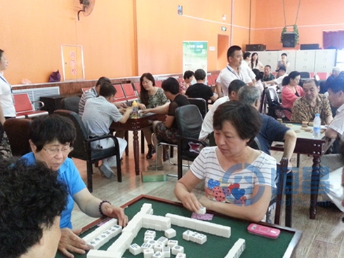 比赛正在如火如荼的进行，工作人员也在尽心尽力的为比赛老人们服务