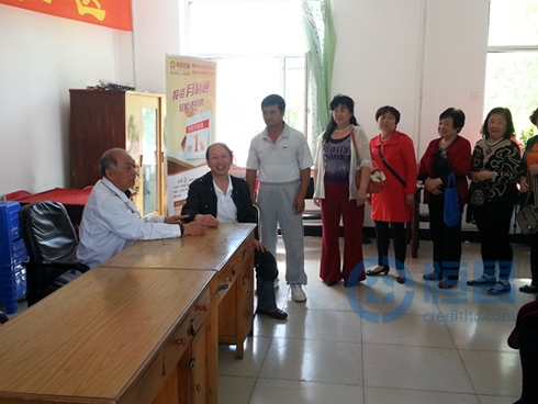 老人们按秩序咨询老年保健问题