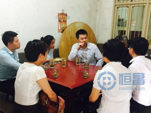 管理二部大区三领导慰问意外身故员工家属