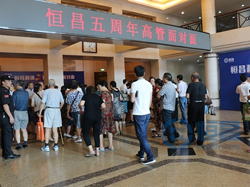 客户们提前到达会场并有序签到