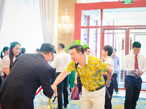 恒昌公司高管在会场门口热情迎接客户