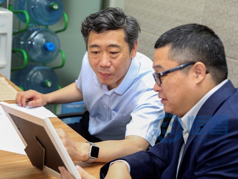 李稻葵和秦洪涛现场交流